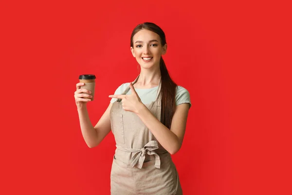 Junge Weibliche Barista Auf Farbigem Hintergrund — Stockfoto