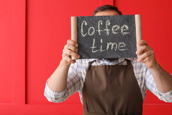 Barista Mâle Avec Tableau Sur Fond Couleur — Photo