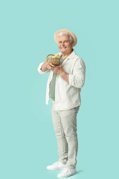 Senior Boer Met Schattige Eendje Kleur Achtergrond — Stockfoto