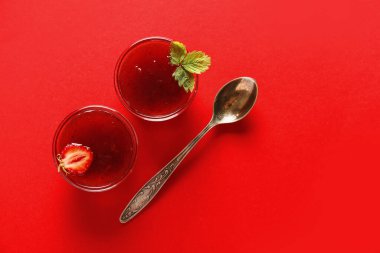 Renkli arka planda lezzetli çilek reçeli kaseleri