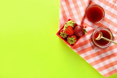 Renkli arka planda lezzetli çilek reçeli