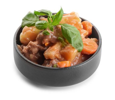 Beyaz arka planda leziz biftek güveci.