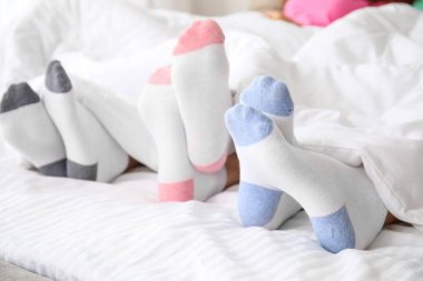 Evdeki yatakta uyuyan güzel genç kadınlar.