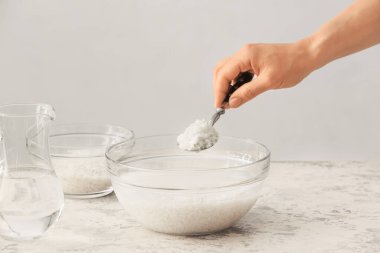 Kadın masada pirinç suyu hazırlıyor.