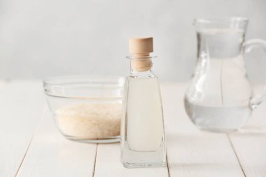 Masada bir şişe pirinç suyu var.