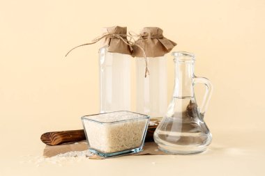 Renkli arkaplanda pirinç suyu şişeleri