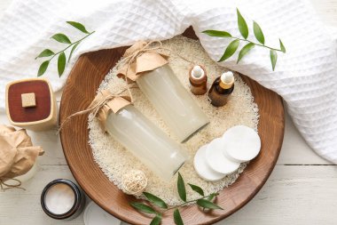 Masada kozmetik malzemeleri olan sağlıklı pirinç suyu.