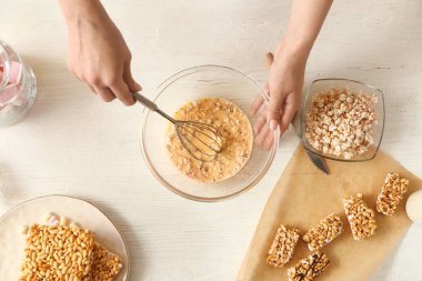 Kadın masada çıtır çıtır pilav pişiriyor.