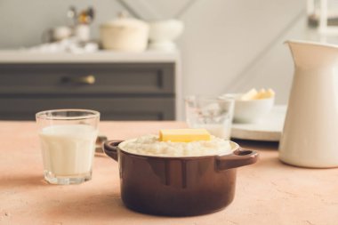 Kaynamış pirinç ve tereyağlı tencere.