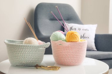 Masada örgü ipliği olan hasır sepetler.