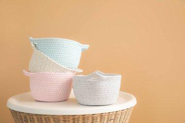 Hasır sepetler odadaki masada.