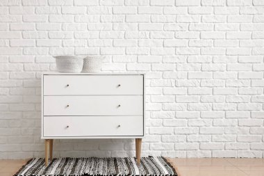 Odadaki çekmecelerin üstündeki sepetler.