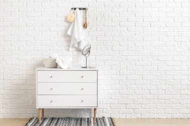 Banyodaki çekmecelerin üzerinde banyo malzemeleri olan sepetler.