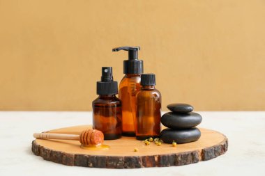 Masada farklı kozmetik ürünleri var.