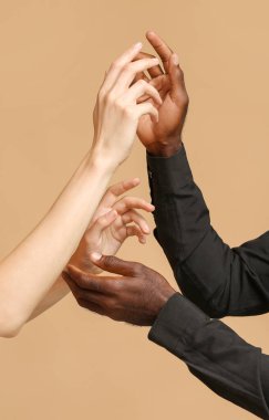 Beyaz kadın elleri ve siyah arka planda Afro-Amerikan erkek. Irkçılık kavramı