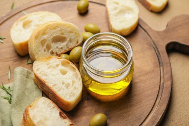 Gemide lezzetli zeytinyağı ve ekmek kavanozu