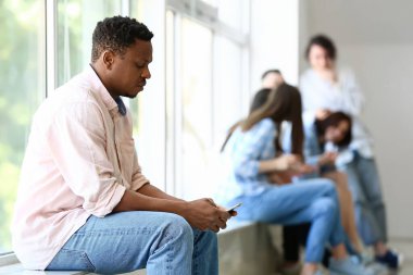 Koridordaki pencerenin yanında yalnız bir Afro-Amerikalı var. Irkçılığı bırak