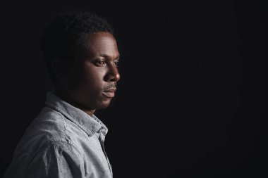 Siyah arka planda üzgün bir Afro-Amerikalı. Irkçılığı bırak