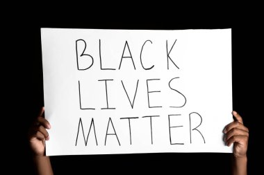 Siyah arka planda afişi olan Afro-Amerikalı bir genç. Irkçılığı bırak