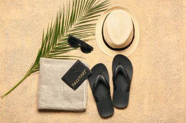 Kumsaldaki aksesuarlar, üst manzara.