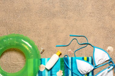 Kumsaldaki aksesuarlar, üst manzara.