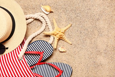 Kumsaldaki aksesuarlar, üst manzara.