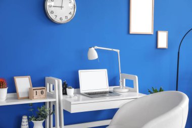 Ofiste modern bilgisayarla rahat bir iş yeri