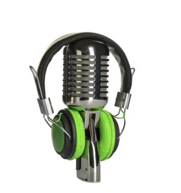 Beyaz arkaplanda mikrofon olan kulaklıklar.