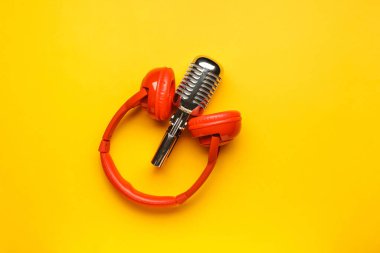 Renkli arka planda mikrofon olan kulaklıklar