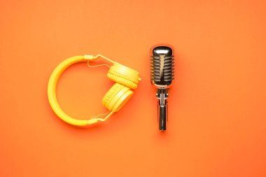 Renkli arka planda mikrofon olan kulaklıklar