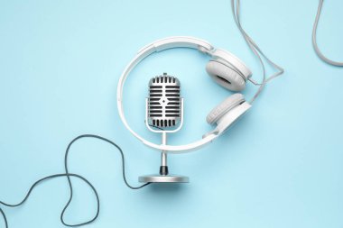 Renkli arka planda mikrofon olan kulaklıklar