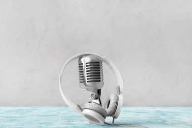 Işık arkaplan üzerinde mikrofon olan kulaklıklar
