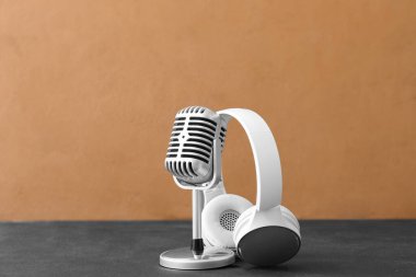 Renkli arka planda mikrofon olan kulaklıklar