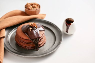 Beyaz arka planda lezzetli çikolatalı krep tabağı.