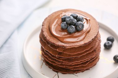 Masada lezzetli çikolatalı gözleme tabağı, yakın plan.