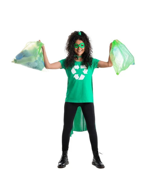 Kvinna Klädd Som Eco Superhjälte Med Soppåsar Vit Bakgrund — Stockfoto