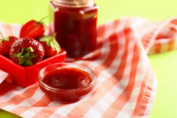 桌上放一碗美味的草莓果酱 — 图库照片