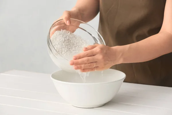 Žena Připravuje Rýžovou Vodu Stole — Stock fotografie