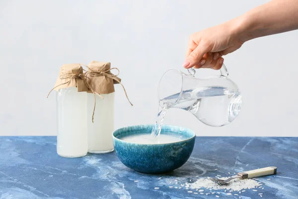 Woman Preparing Rice Water Table — Stock Photo, Image