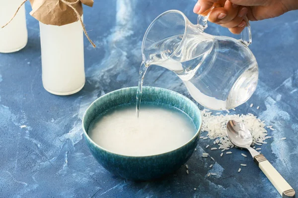 Preparación Agua Arroz Sobre Fondo Color — Foto de Stock