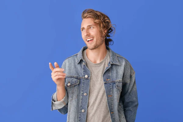 Hombre Guapo Con Peinado Elegante Sobre Fondo Color — Foto de Stock