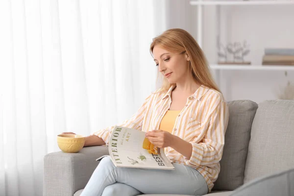 Hermosa Mujer Bebiendo Casa — Foto de Stock