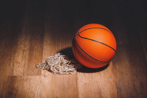 Pelota Para Jugar Baloncesto Con Red Sobre Fondo Madera — Foto de Stock