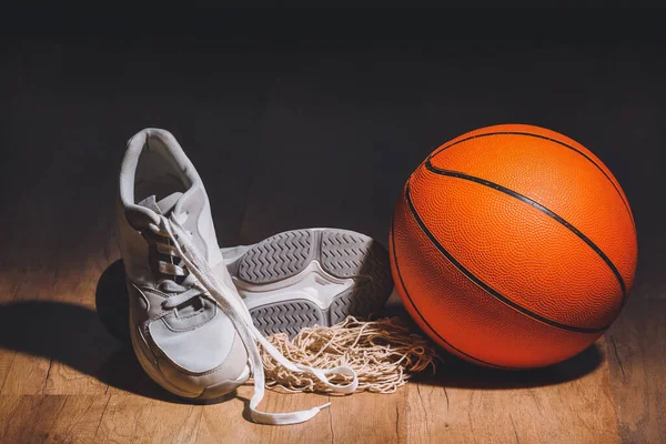 Pelota Para Jugar Baloncesto Con Zapatos Gimnasio —  Fotos de Stock