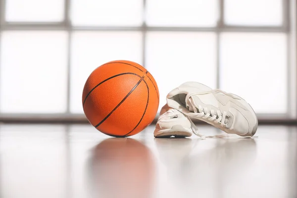 Pelota Para Jugar Baloncesto Con Zapatos Gimnasio — Foto de Stock