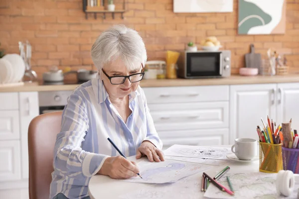 Senior Woman Coloring Picture Kitchen — Stock Photo, Image