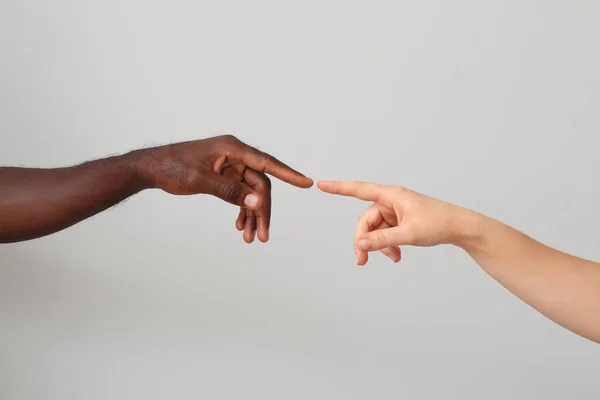 Белая Женщина Афроамериканец Указывают Друг Друга Сером Фоне Концепция Расизма — стоковое фото
