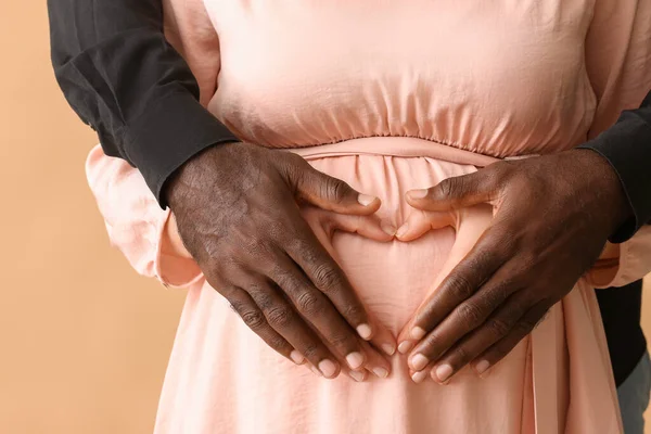 白人の妊婦と彼女のアフリカ系アメリカ人の夫は 閉じます 人種主義の概念 — ストック写真