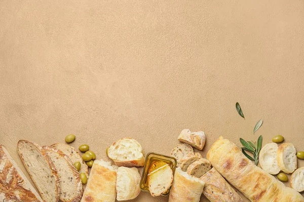 おいしいオリーブオイルと色の背景のパンのボウル — ストック写真
