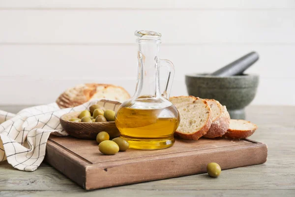 Fles Smakelijke Olijfolie Brood Tafel — Stockfoto